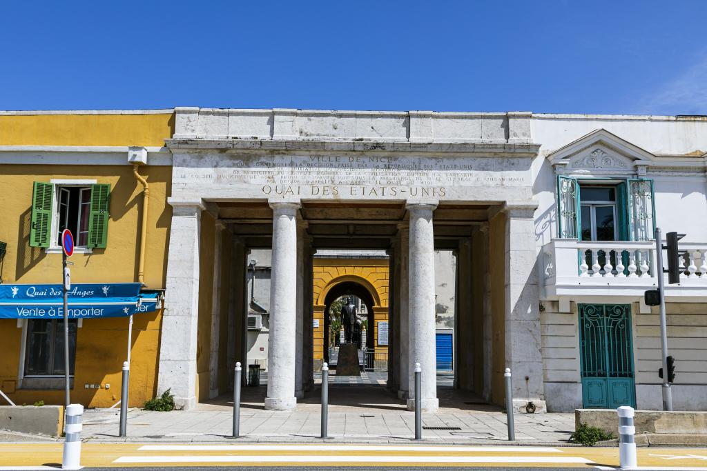 Terrasse sud, vue depuis le quai des Etats-Unis. Au centre le passage à portiques ouvert par l'architecte Vernier en 1852 dans le prolongement du passage ouvert en 1846 sous la terrasse nord.