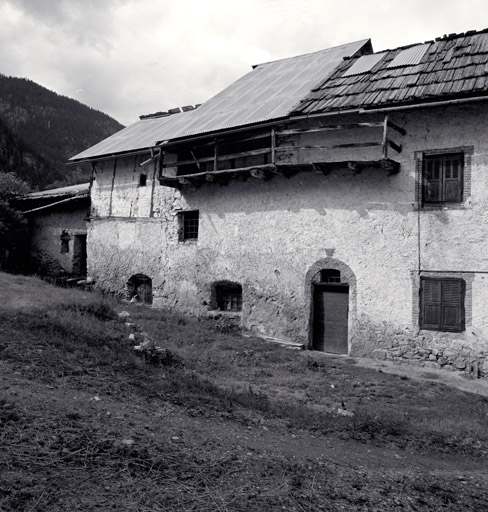 Le Serre. Ferme parcelle 732. Façade antérieure sud. Chaque porte donne accès à une unité soit d'habitation, soit d'exploitation.