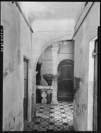 Vestibule et entrée de la cage d'escalier.