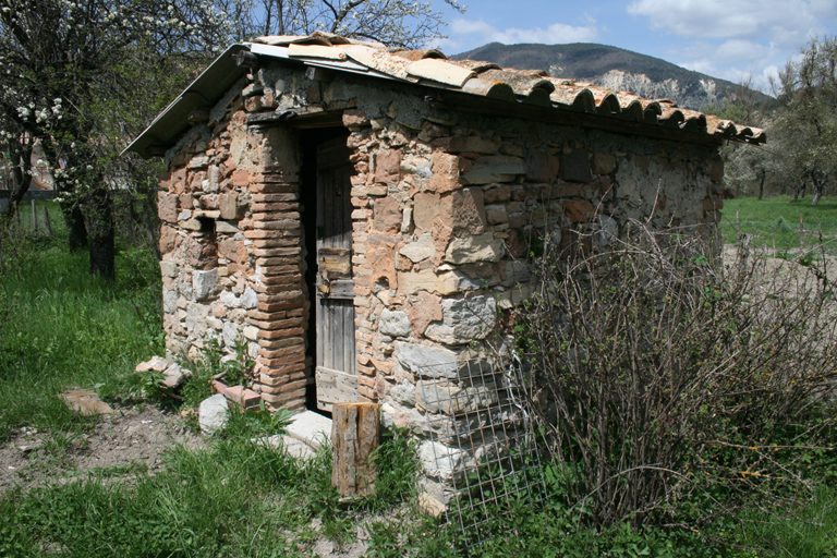 Senez. Village. Entrepôt agricole unifonctionnel : remise agricole.