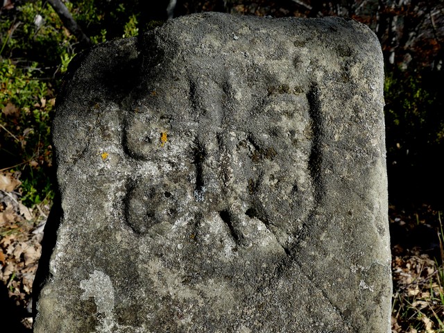 Borne de Roche Pourrie. Face ouest, écusson armorié.