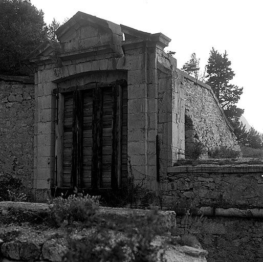 Porte arrière 33, pont-levis relevé (vue extérieure).