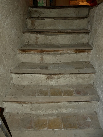 Partie nord. Premier étage, escalier menant à l'étage de comble.