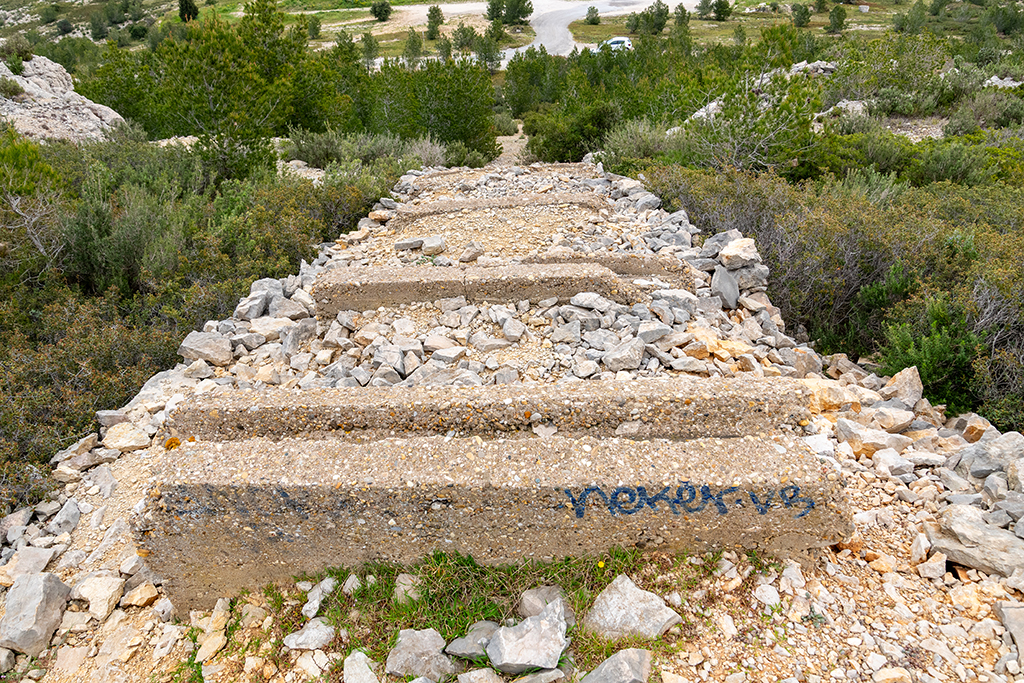 Infrastructures de la rampe monte-charge d'accès à la batterie, partie rampante