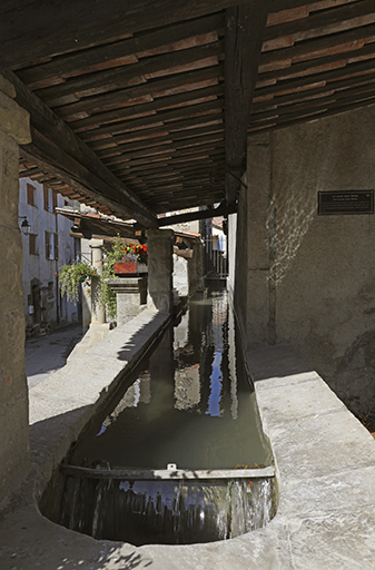 Annot. Rue du Peyrard. Le lavoir au fil de l'eau de la porte neuve Notre-Dame, placé sur le canal qui traverse le village..