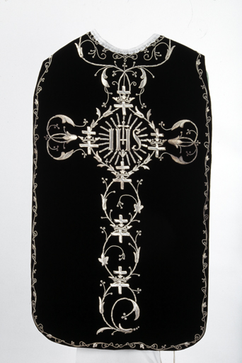 ensemble de vêtements liturgiques : chasuble, 2 dalmatiques, 2 étoles, 3 manipules, bourse de corporal, voile de calice (ornement noir)