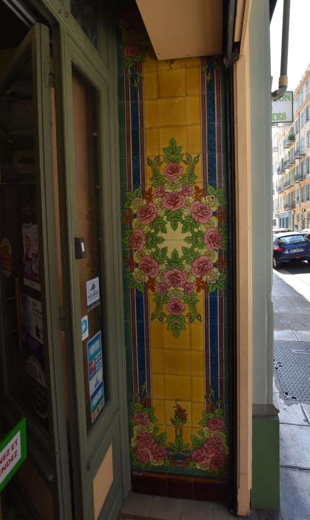 boutique de céramique décorative, actuellement herboristerie dénommée La maison des plantes
