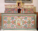 ensemble d'un autel, de 3 gradins d'autel et de 2 tabernacles