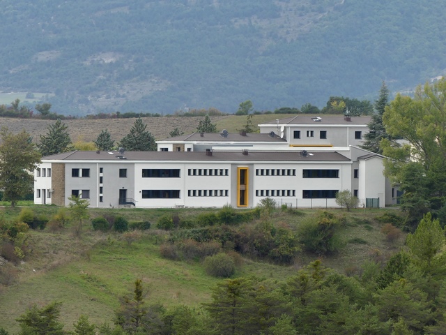Centre médico-social du Buisson. Vue d'ensemble prise de l'est.