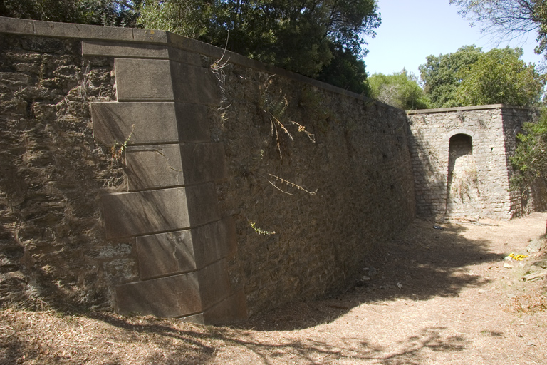 Enceinte : angle saillant du front sud-est et flanc droit du bastionnet est.