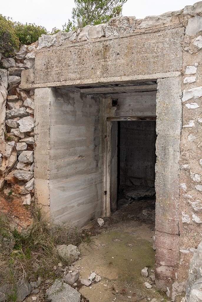 Cuve n°3 de la batterie principale, détail de la porte d'entrée de l'abri enterré