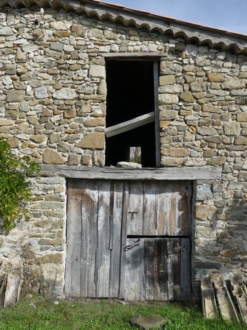 Bâtiment principal, partie agricole. Pignon ouest, porte de la remise et baie du fenil.