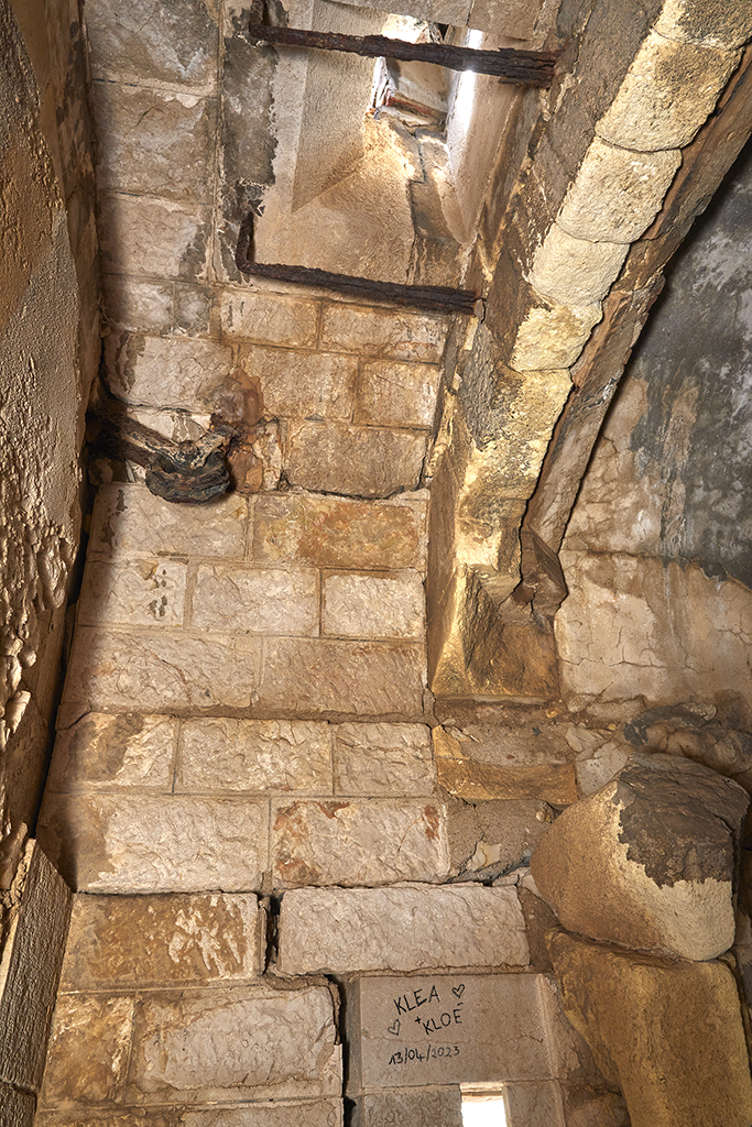 Corps de garde, porte d'entrée condamnée, détail de la voute a assommoir et poulie du pont-levis 