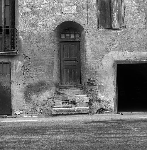 Porte donnant sur l'escalier d'accès au logis.