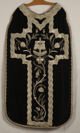ensemble de vêtements liturgiques : chasuble, manipule (ornement noir)