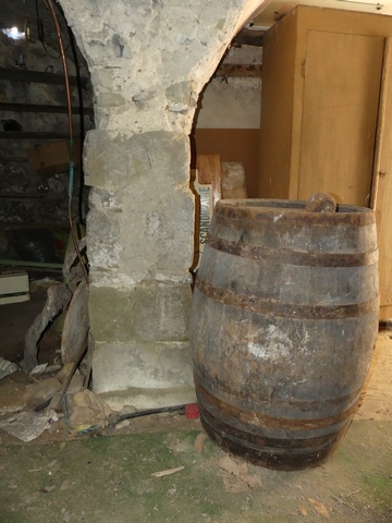 Etage de soubassement, cellier. Pilier central de la voûte d'arêtes.