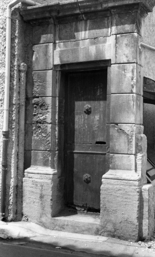 Maison puis orphelinat puis immeuble puis résidence Les cyprès
