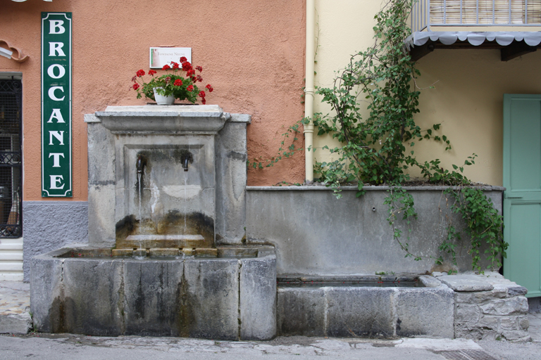 fontaine de la Place Neuve