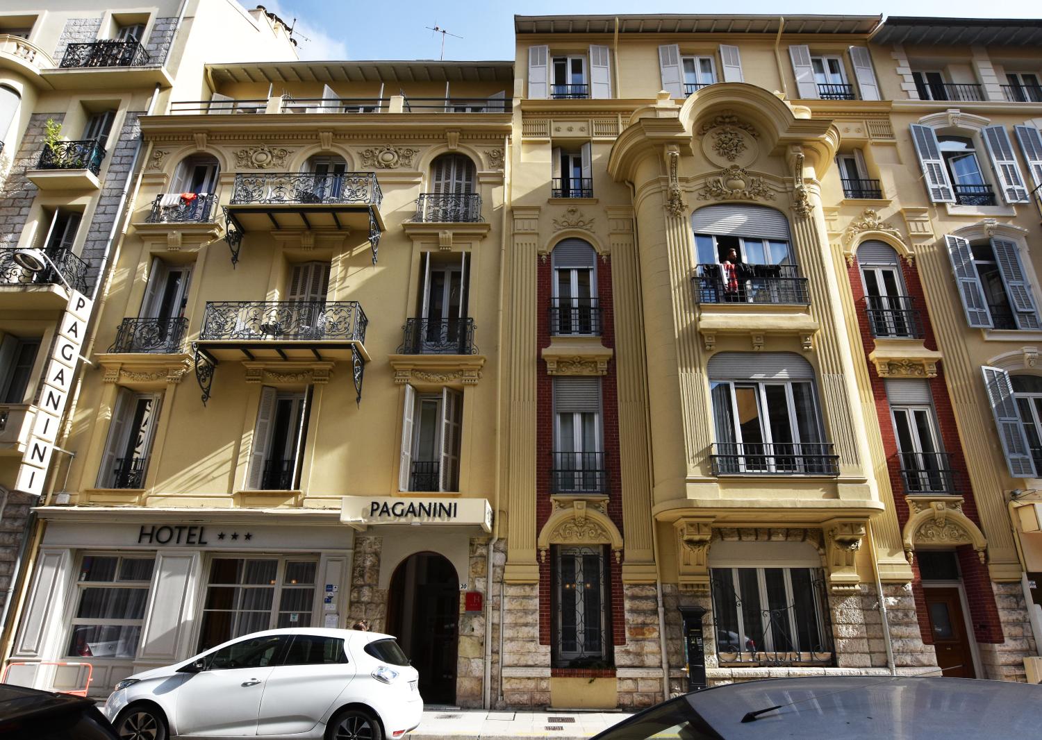 immeubles devenus hôtel de voyageurs sous le nom d'Hôtel d'Orsay et d'Hôtel Azurea, actuellement Hôtel Paganini