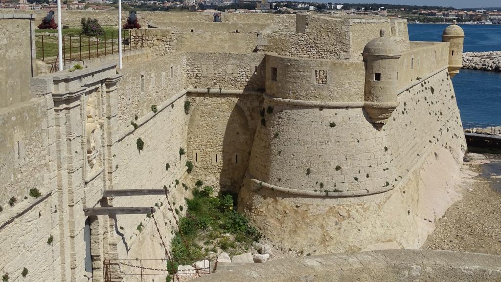 Vue latérale sud de la courtine, de la porte à pont-levis et du demi-bastion de gauche (nord-est), prise du demi-bastion de droite