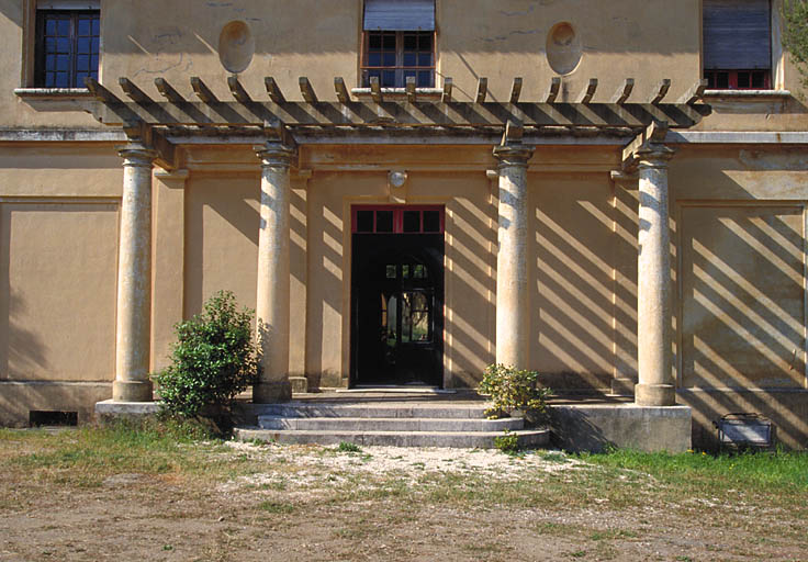 Elévation antérieure nord. Pergola.
