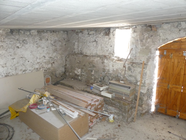 Rez-de-chaussée, étable-remise. Mur ouest et surépaisseur de l'enceinte médiévale.