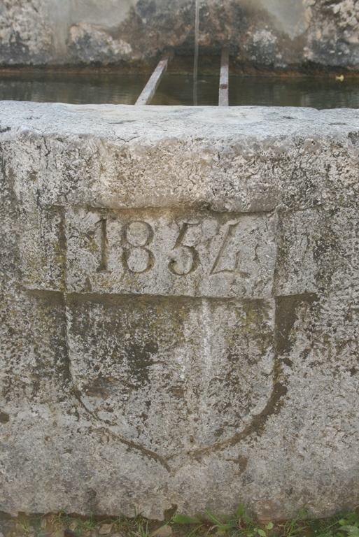 Chaudon-Norante. La Clappe. Blason avec date portée (1854) sur le bassin central de la fontaine-lavoir.