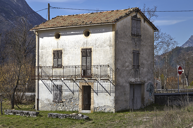 Ferme en maison-bloc en hauteur aux Grosses Listes (Castellane). A l'étage de comble, on distingue la porte haute du fenil (pignon) et les deux oculi d'aération du fenil-séchoir (gouttereau).