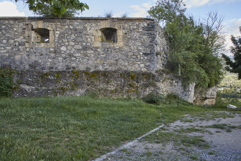 Front Ouest de l'enceinte, vue extérieure ouest du segment de mur d'enceinte coté 33