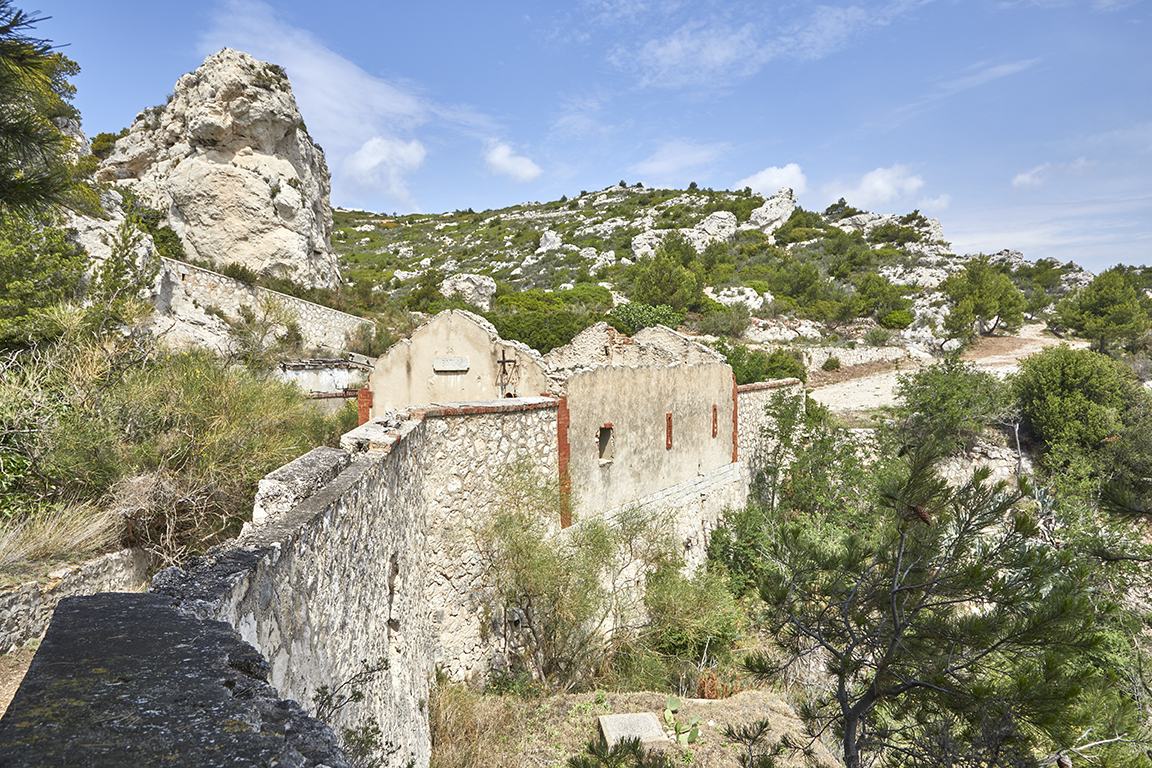 Mur de clôture Est de la cour et bâtiment militaire a vus su sud-est.