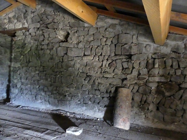 Partie ouest. Etage de comble, fenil-séchoir. Mur est avec appareil en opus spicatum.