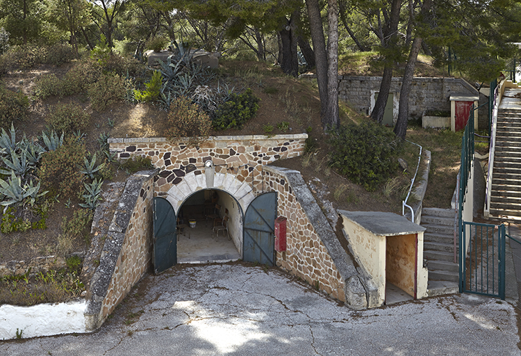 Porte d'entrée du magasin à poudre enterré, au centre de la cour, et traverse-abri de la courtine 4-5.