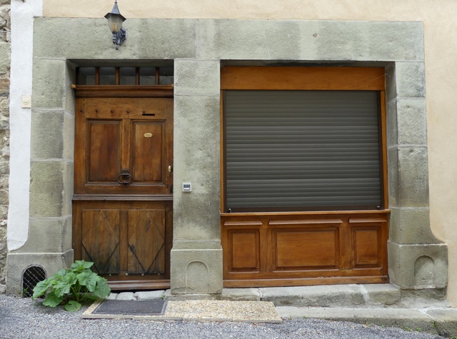 Elévation ouest, premier niveau. Porte du logis et baie boutiquière ayant un piédroit commun.