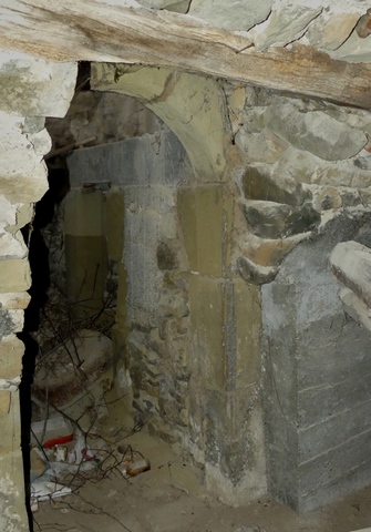 Etage de soubassement, pièce occidentale. Mur est.