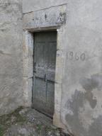 Porte de logis avec encadrement chanfreiné à accolade, et linteau portant la date gravée 1684 et les initiales P et R ; menuiserie à panneaux moulurés. Ferme au hameau de la Combe (Ribiers).