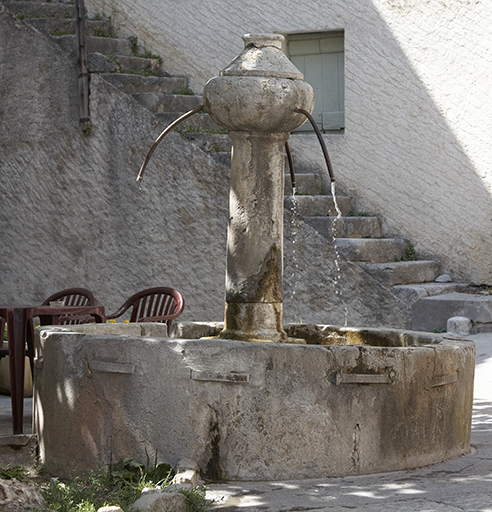 Fontaine place Charles-Panier, devant l'ancien hospice Saint-Jacques.