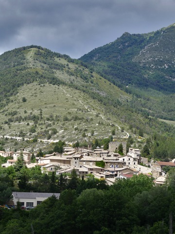 Le bourg de Rosans au pied du Suquet, vue prise du sud.
