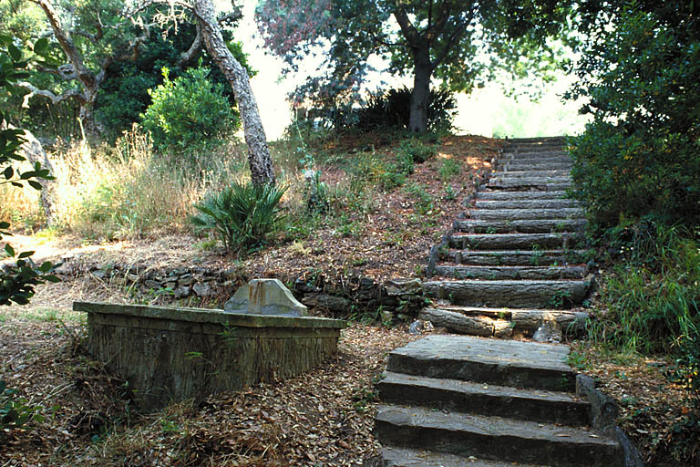 Le parc. Escalier montant à la ferme