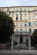 hôtel de voyageurs dit successivement hôtel de Russie, hôtel Saint-Pétersbourg puis hôtel-pension Funel, actuellement immeuble dit Palais Excelsior