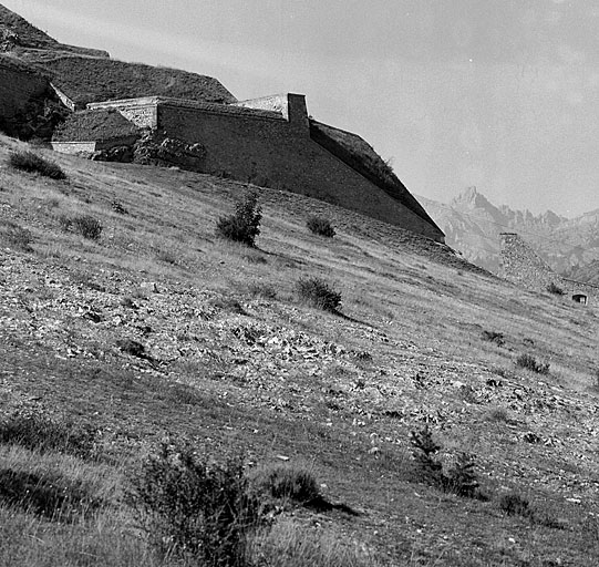 Front nord-est. Bastion 9-10, glacis, et extrémité de la branche de jonction de l'enceinte de ville.