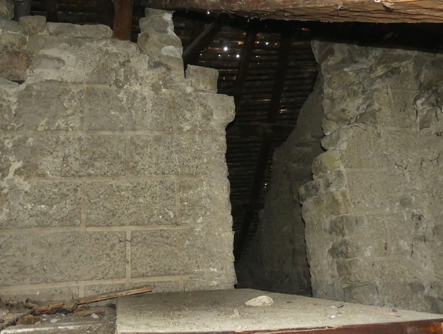 Etage de comble, ancienne élévation sud de la tour avec enduit à faux appareil façonné.