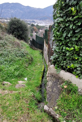 Quartier de la Béou. Canal d'irrigation le long d'un sentier pédestre menant au vallon de l'Entrouos.