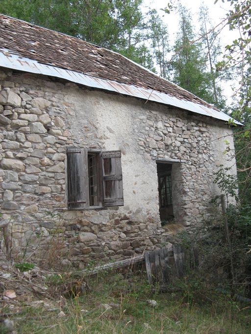 Ferme près des Bosquets. Restes de couverture en tuile écaille.