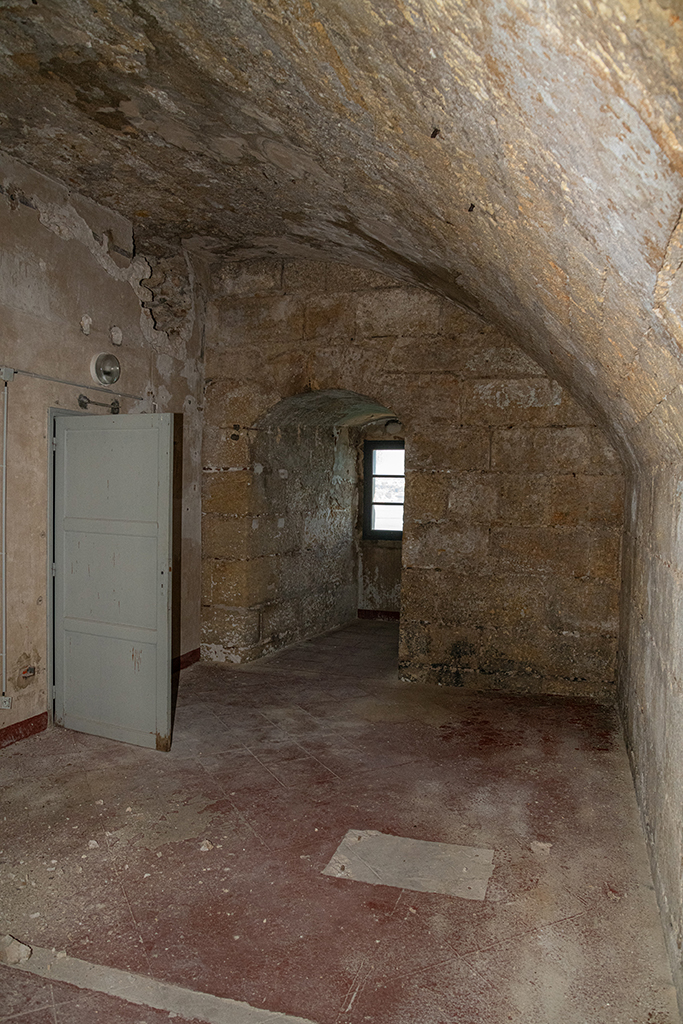 Détail intérieur de la tour, pièce du 3eme étage, voûte et fenêtre du côté nord